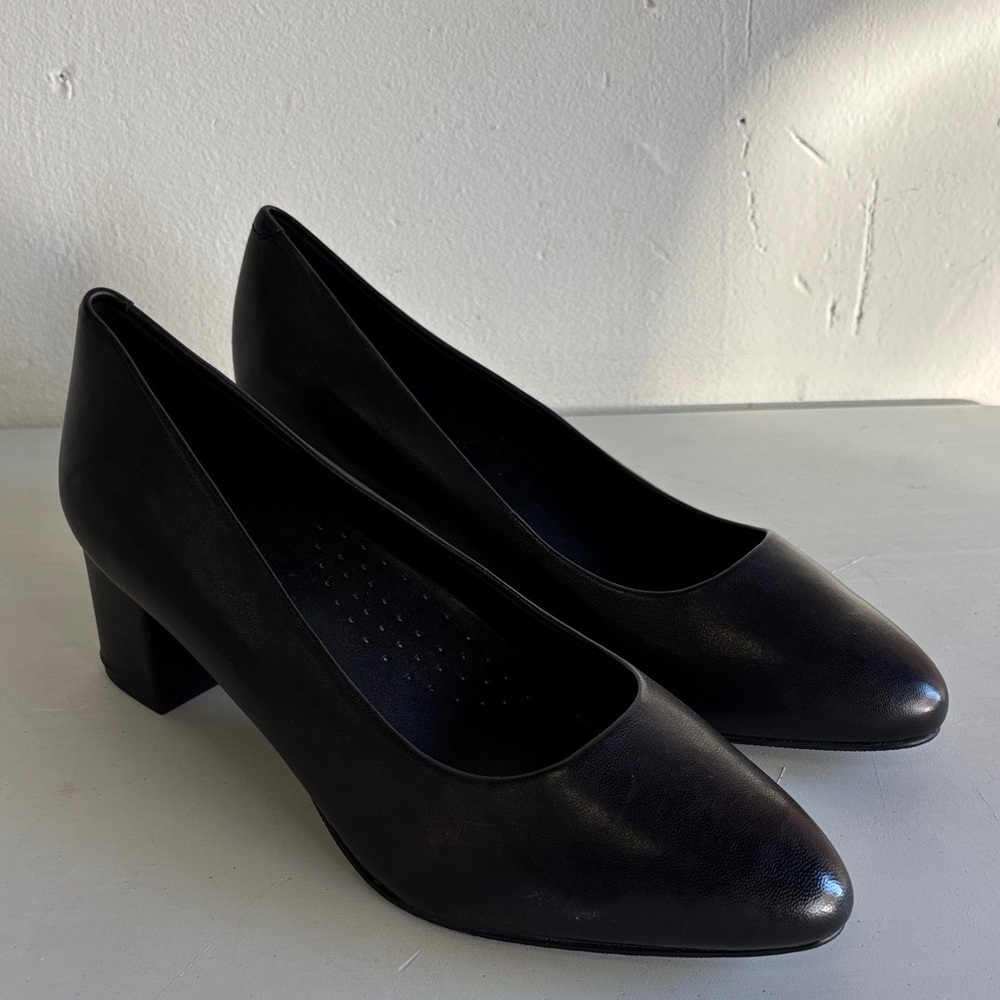 Trotters Kari Black Leather Block Pumps - Picture 2 of 8